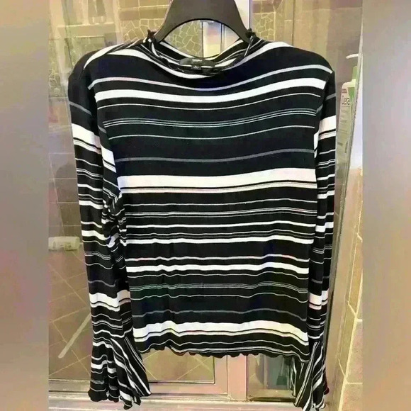 Mossimo flutter sleeve shirt. Size large. Worn once. - Picture 1 of 2